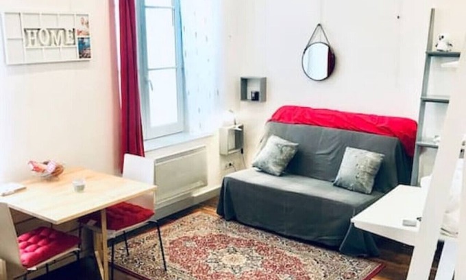 Fontainebleau Condominio | Red - The Studio Castle in middle of Fontainebleau