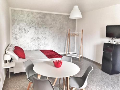 Falze Casa | Red Tower Venice Apartment - 2 mins from VCE Airport- free Wifi