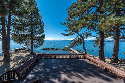 Tahoya Shores Cabina | Red Wolf Lakeside Lodge