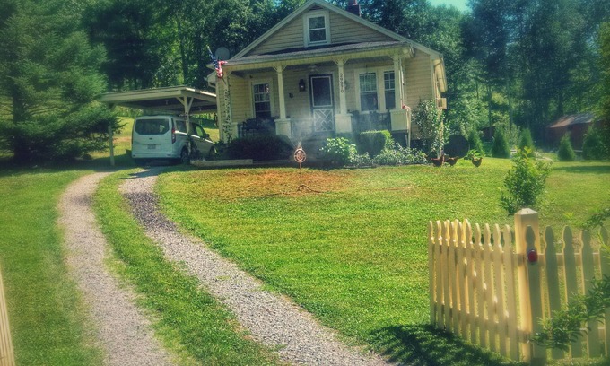Damascus Casa | RedBud Manor a charming 2-bedroom house 10 miles from marvelous Damascus