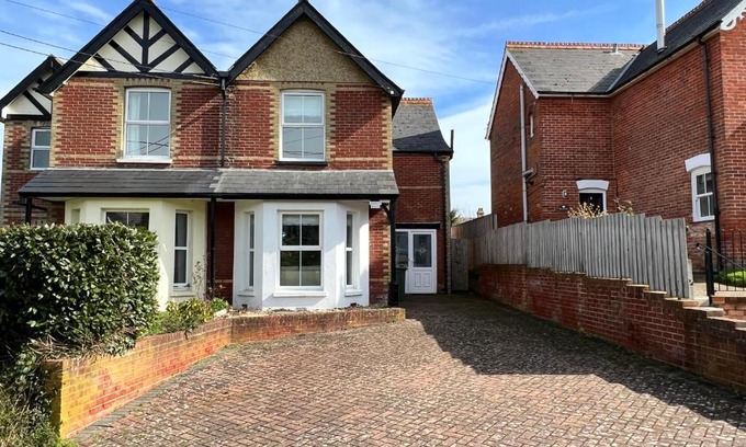 Freshwater Casa | RedButt House, Freshwater, 3 Bedrooms, WiFi, Garden