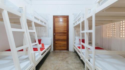 San Juan Hotel | RedDoorz @ Camp Saint John Hotel La Union