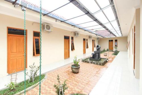 Banjarsari Casa | RedDoorz near Balekambang City Park