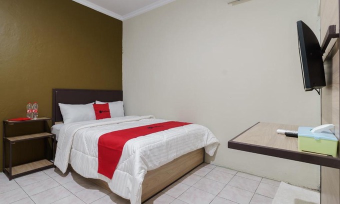 Karawang Casa | RedDoorz near Cikampek Mall Karawang