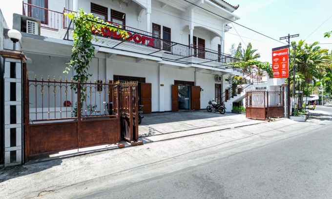 Solo City Centre Casa | RedDoorz near Puro Mangkunegaran
