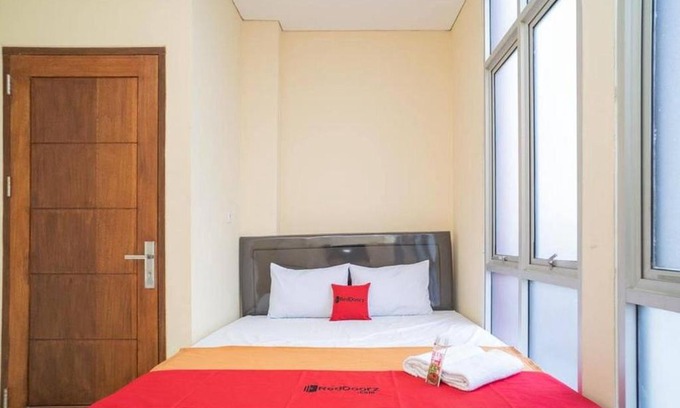 Tangerang Hotel | RedDoorz near Stasiun Tangerang