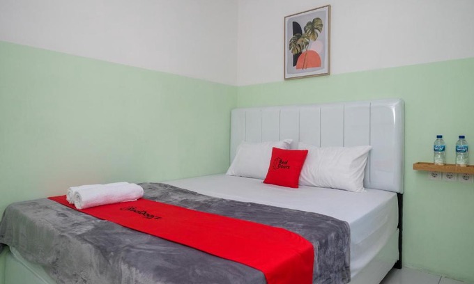 Surakarta Hotel | RedDoorz near Tugu Kartasura