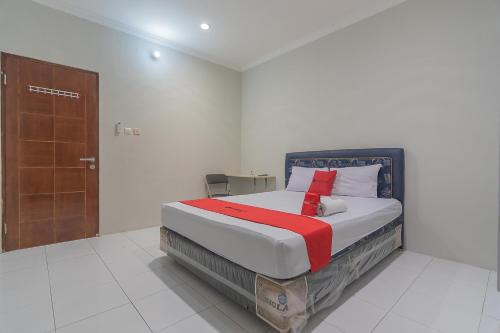 Balikpapan Casa | RedDoorz Plus at Bukit Cinta Street Balikpapan