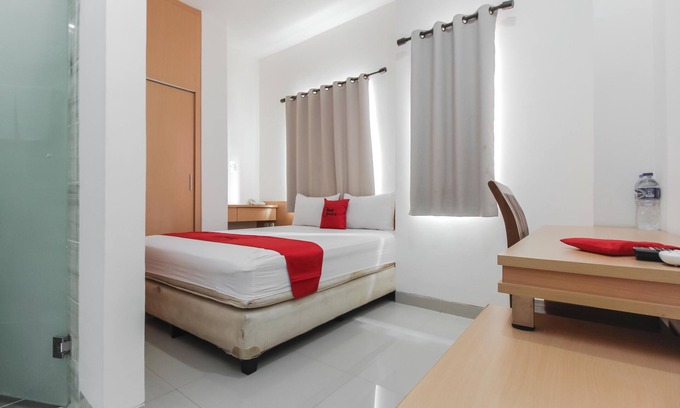 Bekasi Hotel | RedDoorz Plus near Galaxy Bekasi