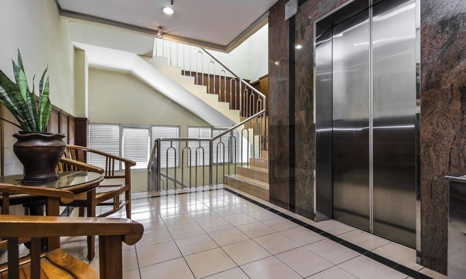 Palmerah Hotel | RedDoorz Plus near GBK Senayan