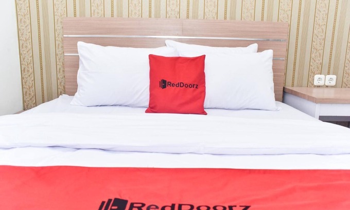 Klojen Casa | RedDoorz Plus near Malang Town Square