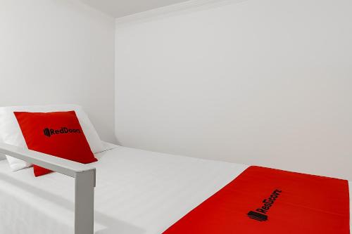 West Cirebon Hotel | RedDoorz Syariah at Obelix Cirebon