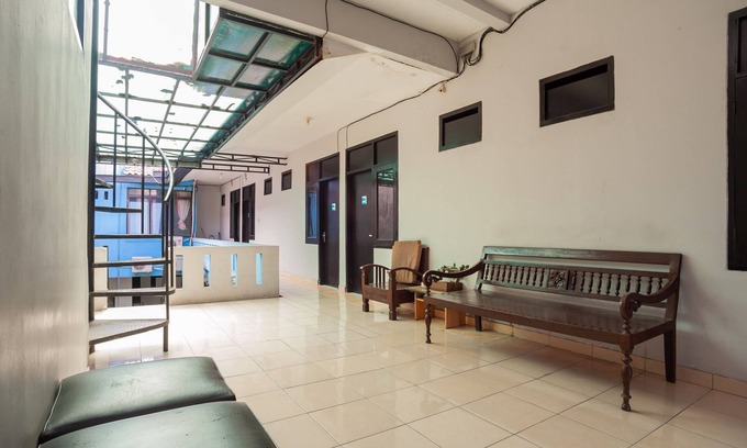 Depok Hotel | RedDoorz Syariah near Margonda Raya