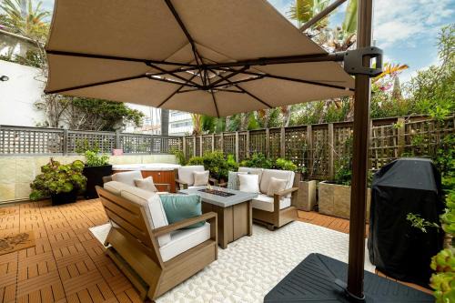 Village of La Jolla Apartamento | REDECORATED - Seaside Dream - Jacuzzi - Patio