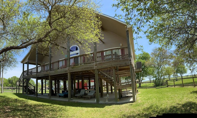 Cedar Lane Casa | Redfish on Caney Creek