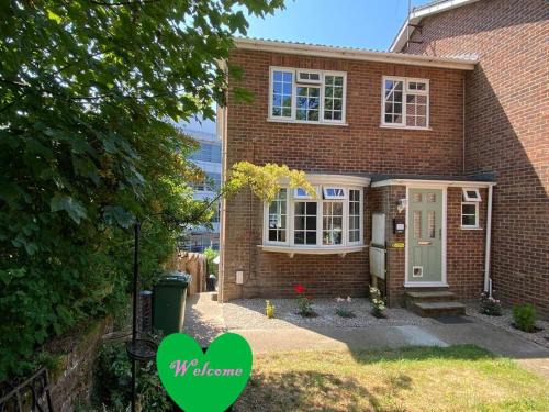 Redhill Apartamento | Redhill Town Centre 3 bed House near Gatwick Airport, easy commute to London