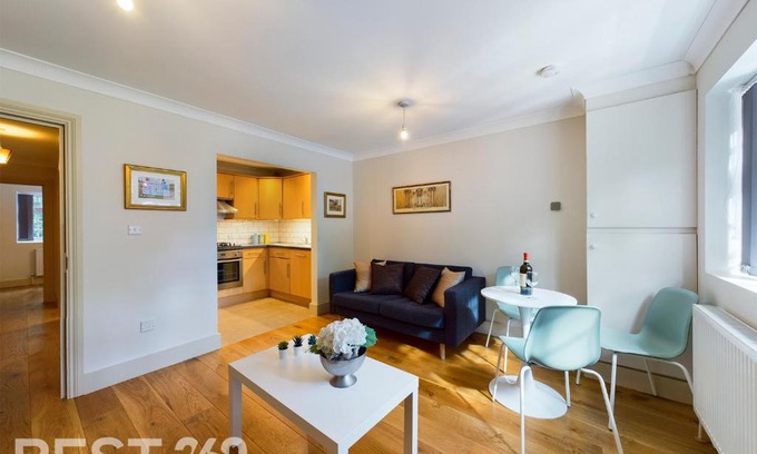 Redhill Apartamento | Redhill town centre apartment by Livingo