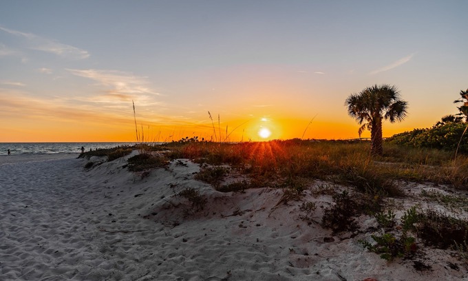 Redington Shores Casa | Redington Shores Sunny Beach Cottage - side B- steps to the beach!