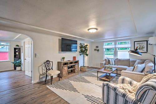 Redmond Casa | Redmond Farmhouse on 2 Acres with Deck and Grill!