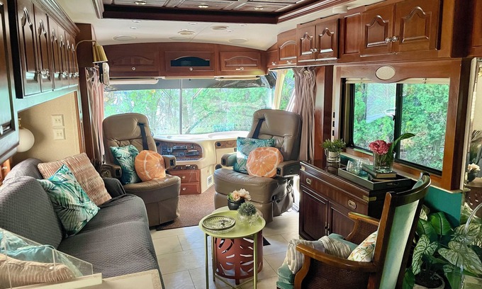 Willoughby Casa | Redneck Motor Palace - Hot Tub!