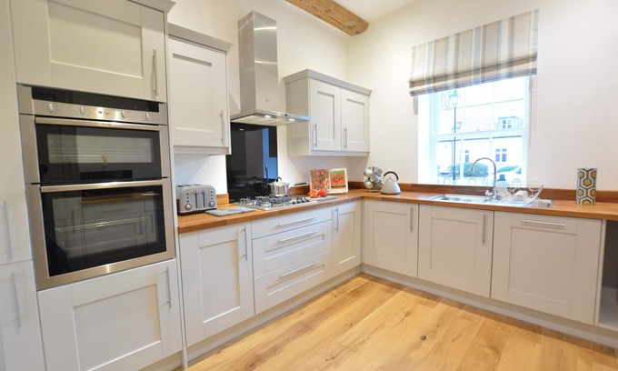 Blythburgh Cabaña | REDSHANKS, BLYTHVIEW, family friendly, with pool in Southwold
