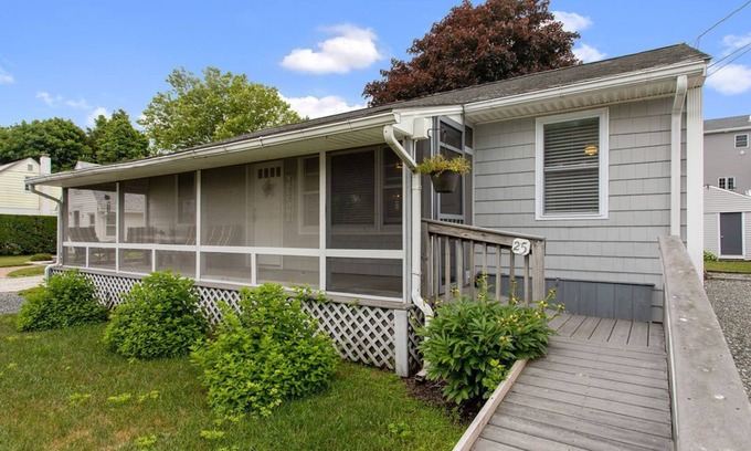 Bonnet Shores Casa | Reduced Price, Inviting outdoor spaces, A/C Walk to Kelly Beach
