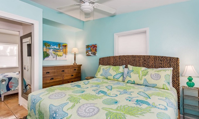 Villa Primera Casa | *Reduced Rates* Sunshine and Sand | Your Comfortable Waterfront House | Sandy Yard |Family Friendly