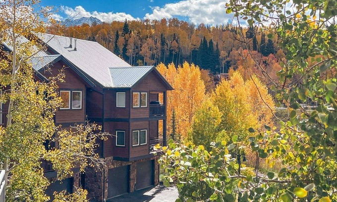 Mountain Village Condominio | Reduced Rates! Sleeps 8 - Year Round Easy Trail Access - Mountain Views - 2 Level End Unit - Garage