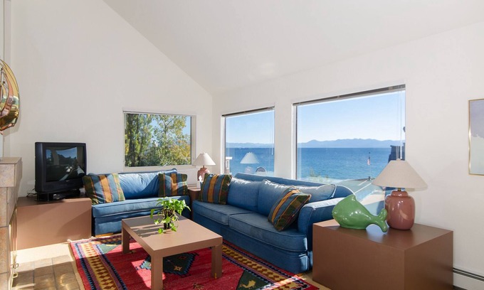 Tahoe Vista Condominio | Condominio con vista al lago con increíbles vistas al lago y a la montaña, 2 dormitorios / 2 baños, slps 6