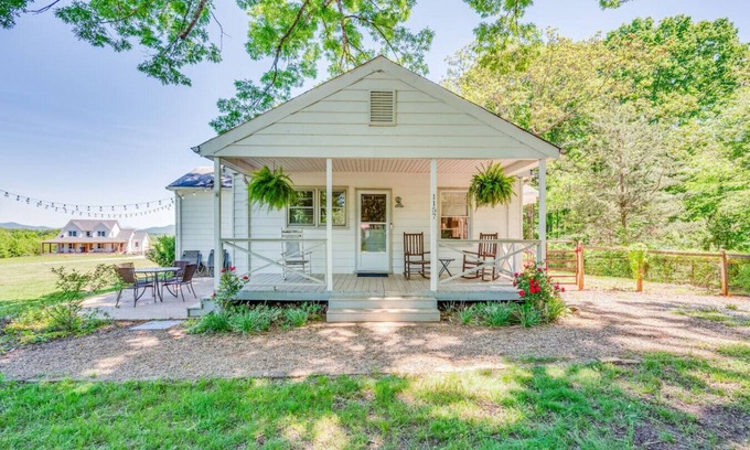 Bedford Apartamento | Redwing Farm Cottage, Mountain Views and Firepit!