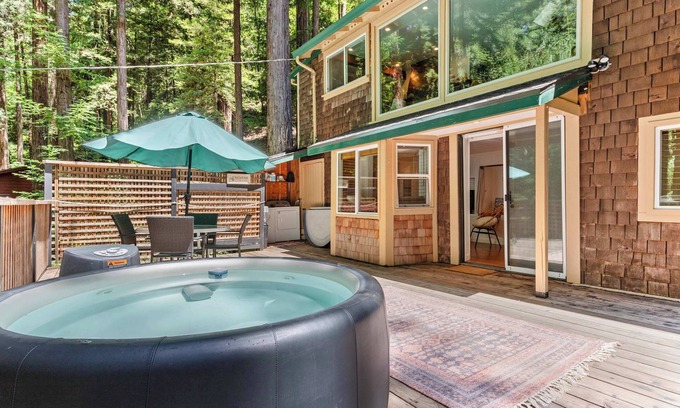 Rio Nido Cabina | Redwood Cabin w/ Hot Tub | Canyon View | Dogs OK