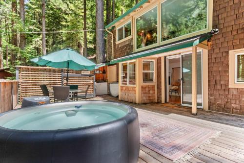 Rio Nido Casa | Redwood Cabin with Hot Tub Canyon View and Dogs OK
