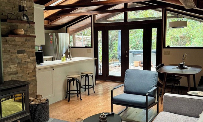 Summerhome Park Cabina | Redwood Cabin - with Wine Tasting and Hot Tub