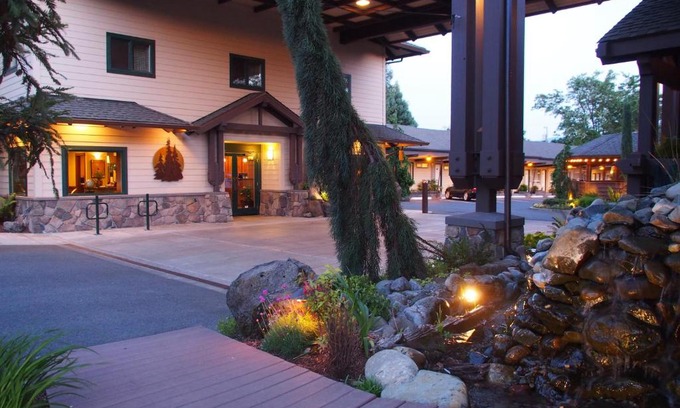 Grants Pass Hotel | Redwood Hyperion Suites