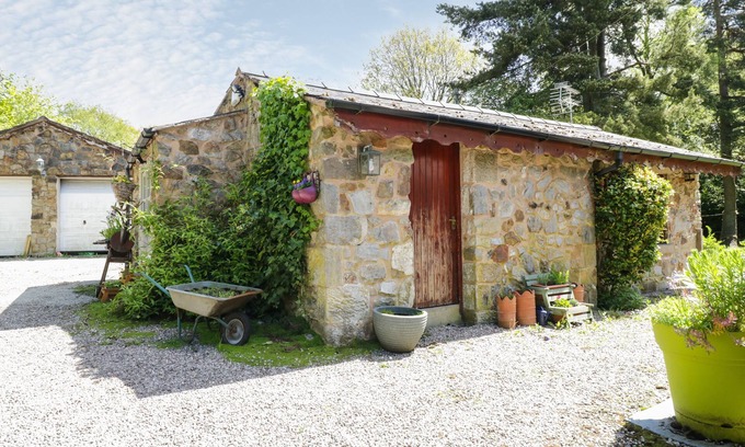 Bwlchgwyn Cabaña | REDWOOD LODGE, romantic, character holiday cottage in Brymbo