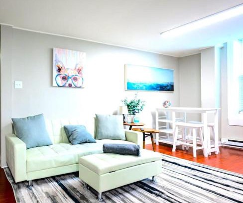 Wilmington Apartamento | Redwood loft at Park Place King bed walk in closet fast WIFI and free coffee