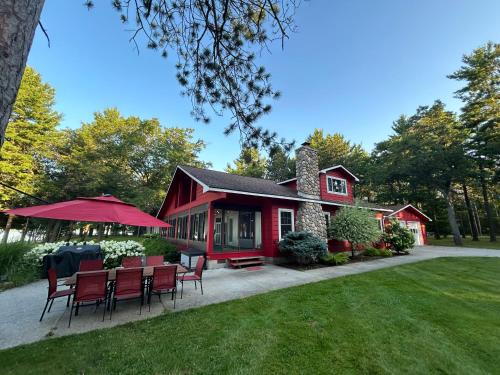 Oscoda Casa | Redwood Retreat by the Lake