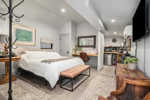 Upper Telegraph Casa | Redwood Room