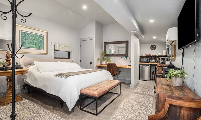 Upper Telegraph Casa | Redwood Room