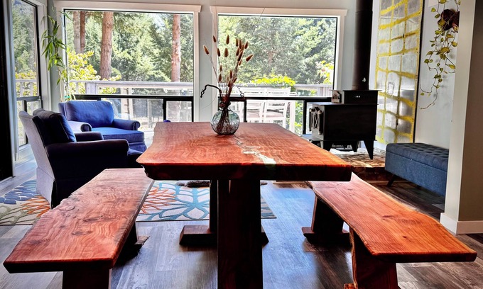 Shelter Cove Casa | Redwoods & Waves- An experience. Disc Golf, Putting Green, Beach toys, sleeps 6