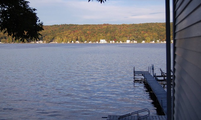 Conesus Cabaña | Reed y relajarse en el lago Conesus. Esta casa de 3 dormitorios que duerme 8.