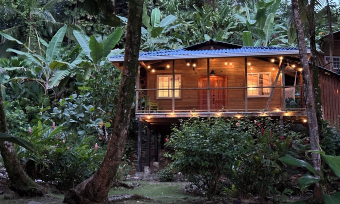 Isla Bastimentos Cabina | REEF HOUSE: Waterfront, Caribbean Paradise Jungle Cabin in Bastimentos w/ AC