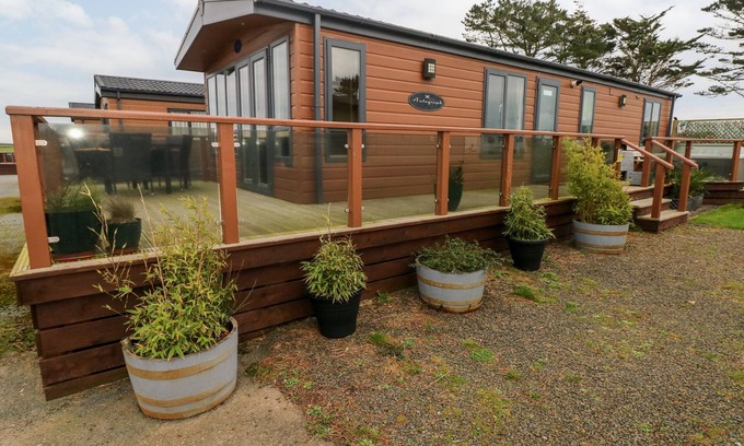 Hasguard Cross Cabaña | REEF RETREAT, pet friendly, character holiday cottage in Broad Haven