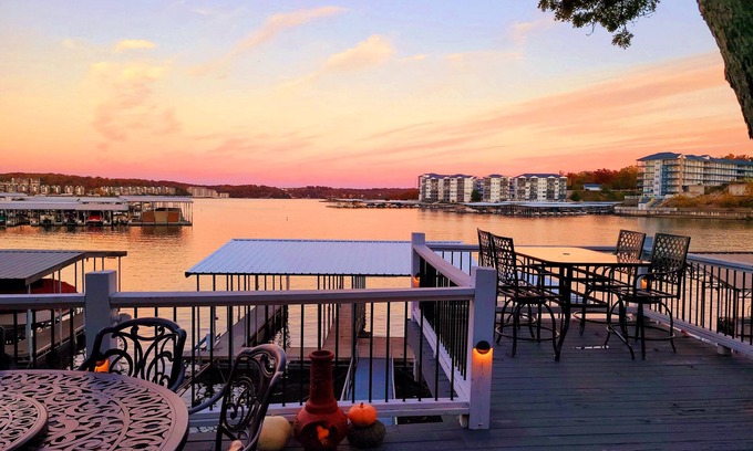 Lake Ozark Casa | Reel 'em Inn 🎣 Bring your boat! Best location, amazing views, private dock.