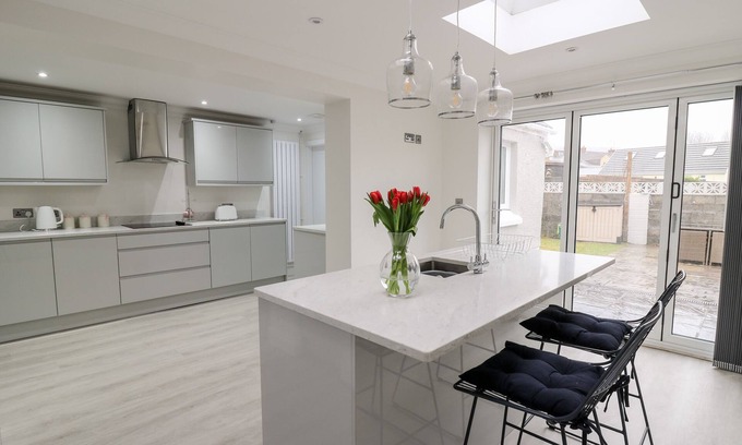 Burry Port Casa | REEVAS-RETREAT, pet friendly, character holiday cottage in Burry Port