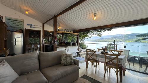 Cambaquara Casa | Refúgio na natureza com vista espetacular em Ilhabela