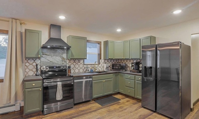 Livingston Casa | Refined 6BR Moose & Bear Lodge by Sweetheart Stays