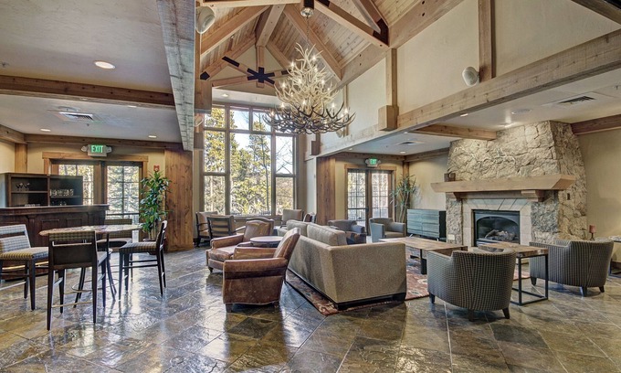 Breckenridge Condominio | Refined With Sunny Views 2 Blocks To Downtown Breck 1 Bedroom Condo by RedAwning