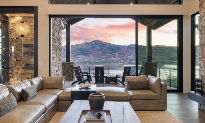 Hideout Casa | Reflection by AvantStay | Sleeps 18 + Lake Views | Hot Tub + Game Room