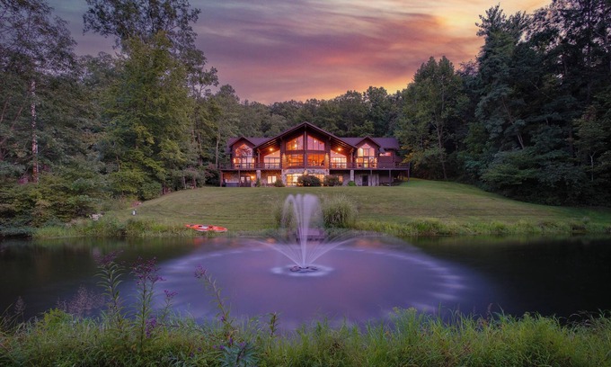 Mill Hall Cabina | Reflection Ridge an Epic Mountain Cabin w/ Pickleball, Sauna, Theatre, Golf-Sim, Pond & Hot Tub